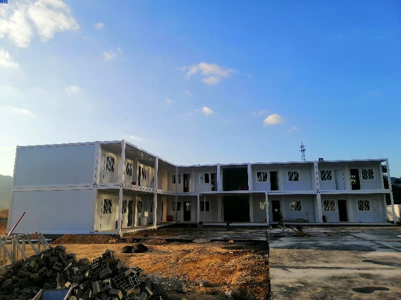 U-shaped modular construction site camp with white container units